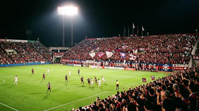 Estadio del Kashima Antlers durante un partido nocturno de la J1 League con las gradas llenas